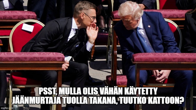 Valokuva Alexander Stubbista ja Donald Trumpista kuiskuttelemassa Paavi Franciscuksen hautajaisissa. Päällä teksti "Psst, mulla olis vähän käytetty jäänmurtaja tuolla takana, tuutko kattoon?"