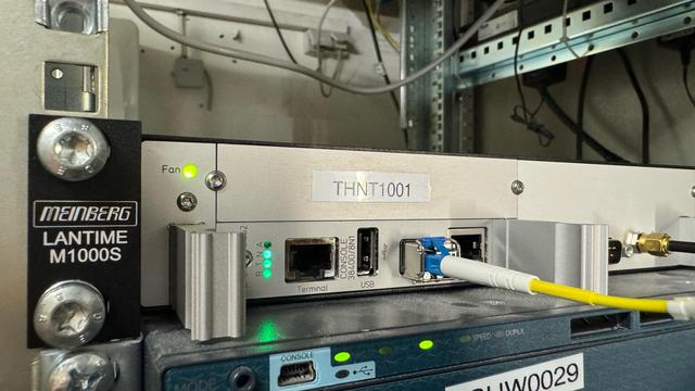 Ein “Meinberg Lantime M1000S” Zeitserver in einem Rack