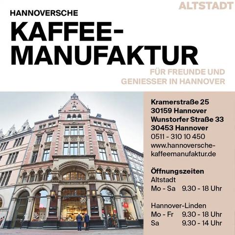 @Stadtkind Das Bild zeigt eine Werbeanzeige für die "Hannoversche Kaffee-Manufaktur" in Hannover. Oben steht in großen schwarzen Buchstaben "Hannoversche Kaffee-Manufaktur" und darunter in kleinerer Schrift "für Freunde und Genießer in Hannover". Rechts oben ist "Altstadt" in beige Schrift zu sehen.

Im unteren Teil des Bildes ist ein historisches Gebäude mit einer prächtigen Fassade zu sehen, das wahrscheinlich die Filiale in der Altstadt ist. Die Adresse "Kramerstraße 25, 30159 Hannover" ist auf der rechten Seite angegeben. Darunter befindet sich die zweite Filiale an der "Wunstorfstraße 33, 30453 Hannover" sowie die Telefonnummer "0511 - 310 10 450" und die Website "www.hannoversche-kaffee-manufaktur.de".

Unten sind die Öffnungszeiten aufgeführt: Die Altstadt-Filiale ist von Montag bis Samstag von 9:30 bis 18 Uhr geöffnet. Die Hannover-Linden-Filiale ist von Montag bis Freitag von 9:30 bis 18 Uhr und am Samstag von 9:30 bis 14 Uhr geöffnet.

Zwei Personen stehen vor dem Gebäude, was die Größe und den Eingangsbereich der Filiale verdeutlicht.
―
Das Bild zeigt eine Kaffeekette namens "Hannoversche Kaffee Handfaktor" mit zwei Standorten. Im oberen Teil des Bildes ist ein Text in deutscher Sprache zu sehen, der die beiden Standorte beschreibt. Der erste Standort befindet sich in der Altstadt Hannovers in der Kramerstraße und ist ein 1887 erbautes, denkmalgeschütztes Haus, das als ältester noch existierender Ort für Kaffee-Röstung in Hannover gilt...