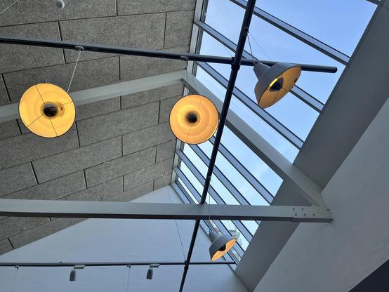 Blick in die fabrikhallenartigen Dachkonstruktion des Museums, die vielen Nordlicht herein lässt