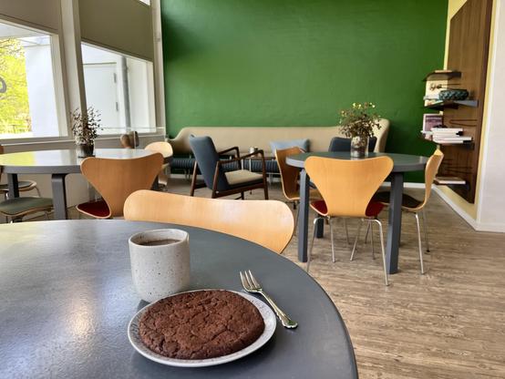 Das museumscafé ist elegant und großzügig und hat eine schöne grüne Wand