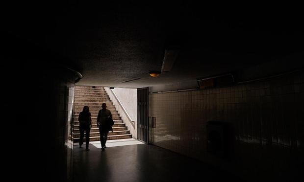Vista de una estación de metro a oscuras en Lisboa durante el apagón generalizado que afectó a España y Portugal. (Anadolu via Getty Images)