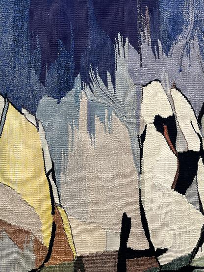 Ein Detail des Teppichs mit blauen Farbverläufen und Figuren, die vielleicht Schwäne sein könnten