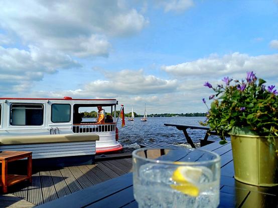 Direkt an der Alster - in einer Bar am Anleger Atantik