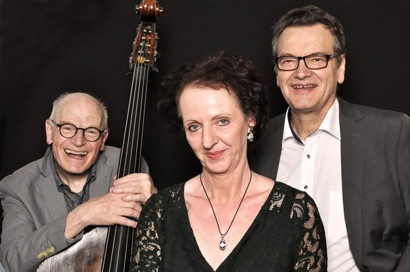 Andres Scheer mit Bass, Selena Steiner, Siegfried Liebl (v..n.r.)