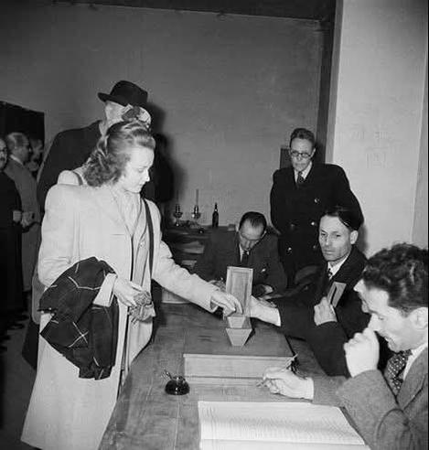 Une femme jeune, votant en 1945, photo d’archive noir et blanc
