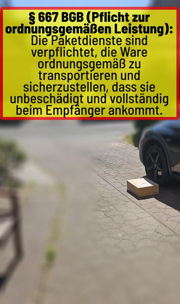 Das Bild zeigt eine gelbe Warnschilder mit rotem Rand, auf dem in schwarzer Schrift der Text "§ 667 BGB (Pflicht zur ordnungsgemäßen Leistung): Die Paketdienste sind verpflichtet, die Ware ordnungsgemäß zu transportieren und sicherzustellen, dass sie unbeschädigt und vollständig beim Empfänger ankommt." steht. Im Hintergrund ist ein Teil eines schwarzen Autos zu sehen, das auf einer gepflasterten Straße steht. Vor dem Auto liegt ein kleiner, brauner Karton auf dem Bürgersteig. Der Hintergrund ist leicht verschwommen, wodurch der Fokus auf dem Warnschild und dem Karton liegt.