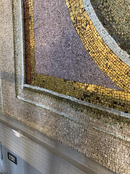 Grundsätzlich uninteressantes Detail eines Mosaiks in der Kuppel des Petersdomes. Darunter eine Doppelsteckdose.