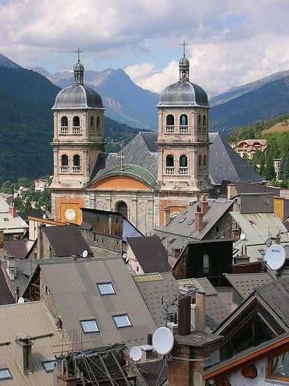Eglise paroissiale Notre-Dame, Saint-Nicolas (ancienne collégiale) à #Briançon (#HautesAlpes) Construction 1er quart XVIIIe siècle. Eglise (ancienne collégiale) : classement par arrêté du 14 octobre 1931.
Suite 👉 https://monumentum.fr/monument-historique/pa00080528/briancon-eglise-paroissiale-notre-dame-saint-nicolas-ancienne-collegiale
#Patrimoine #MonumentHistorique
Photo CC-BY-SA 4.0 : LPLT