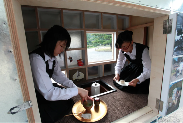 Im Inneren des Wagens sitzen zwei japanische Frauen, die sich gerade einen Tee zubereiten.
