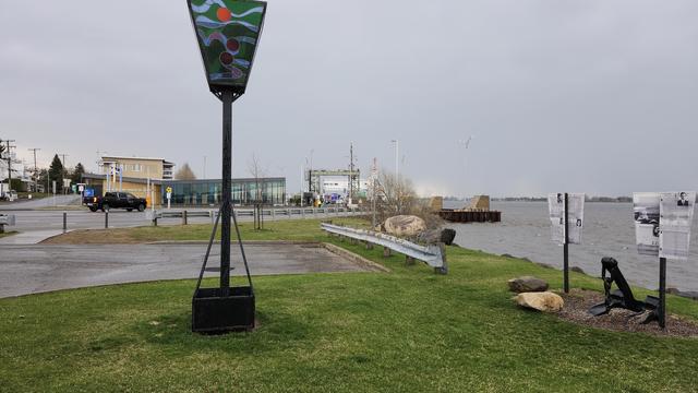 Gare fluviale de Saint-Ignace-de-Loyola avec le traversier Alexandra-Chalifoux au quai.