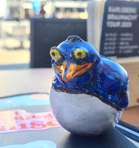 In der Behindertenwerkstatt hergestellter kleiner Vogel aus Ton. Handbemalt. Ein bisschen schief. Und sehr sehr niedlich.