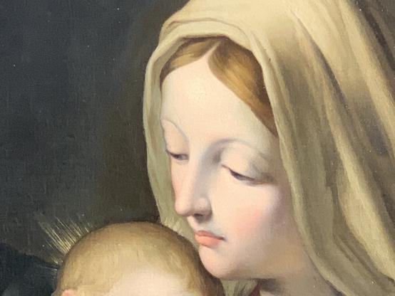Ausschnitt aus einem Gemälde, welches Maria zeigt, die ihr Kinn an den Kopf von Jesus schmiegt. Ihre Frisur ist ähnlich wie die aktuelle Trendfrisur bei Teenagerinnen: Mittelscheitel und sleek bun.