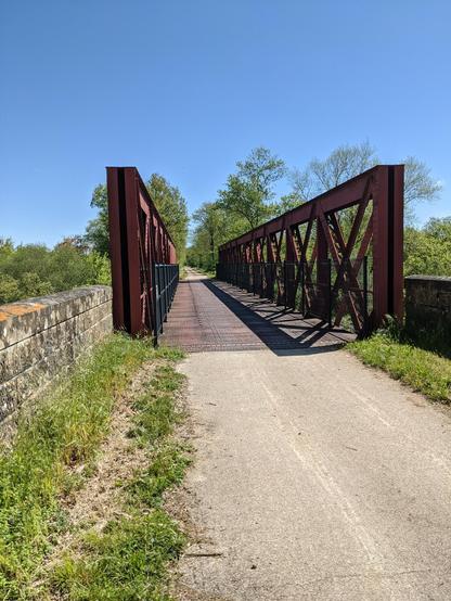Pont  en fer, sur une voie verte (ancienne voie ferrée)