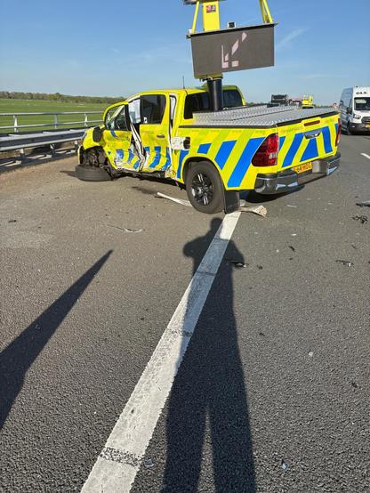 Een ongeval waarbij een auto van de weginspecteur is aangereden, op de N31 bij Garyp.