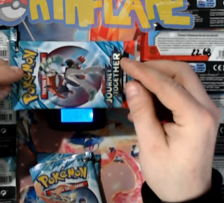un sujeto que tiene muchos sobres de Pokémon de la expansión journey together pokemon