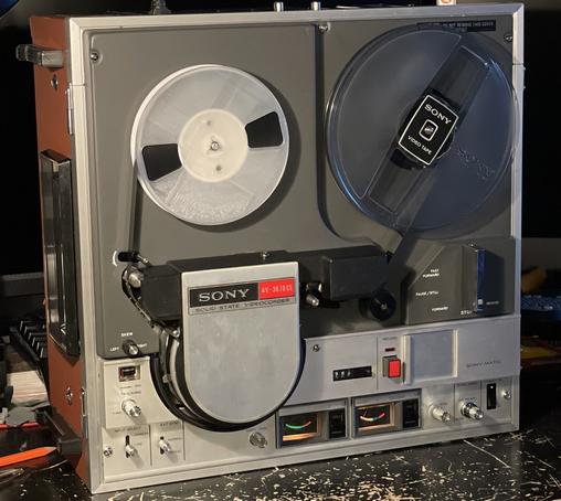 Le magnétoscope Sony AV-3670CE en position verticale avec des bobines en place