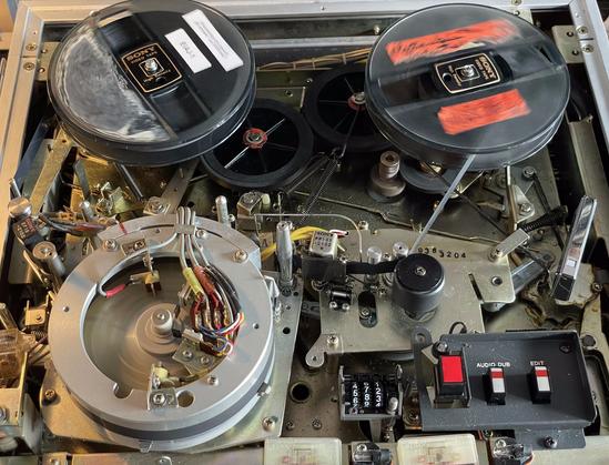 L'intérieur du magnétoscope avec la mécanique en fonctionnement