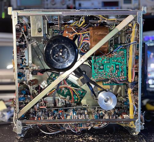L'intérieur du magnétoscope avec l'électronique et une partie de la mécanique