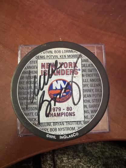 Can anyone please help me ID the player that signed this puck?