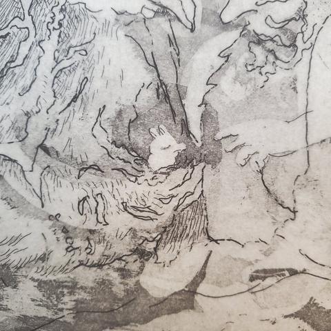 Zoom sur l'humanoïde qui tebd la main vers l'animal qui boude