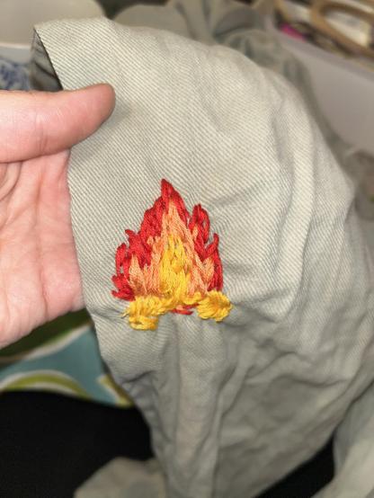 En broderad eld på ett tyg.