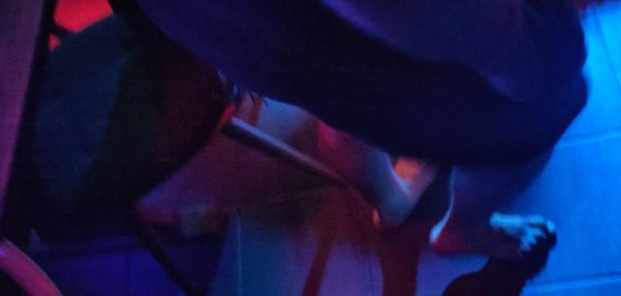 Foto meiner Füße im Halbdunkel beim Tanzen