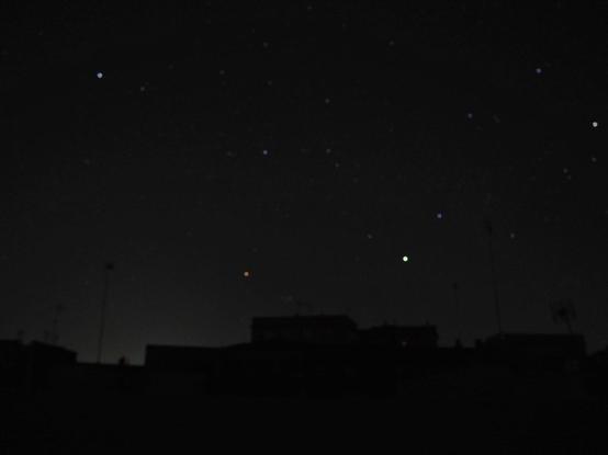Foto cutre del cielo nocturno durante el apagón. Se pueden ver algunas estrellas y Júpiter. En la parte inferior se ven los edificios totalmente negros.