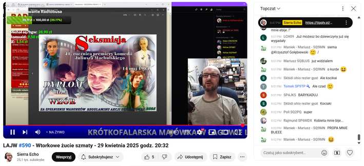 Kadr z audycji LAJW Sierra Echo z 29.04.2025 r., na którym Andrzej pokazuje szablon dyplomu w akcji dyplomowej Seksmisja, upamiętniającej 41. rocznicę premiery tej kultowej komedii. Po prawej wycinek czatu pełen jest cytatów z tego filmu.
