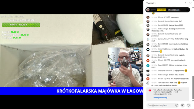Kadr z audycji LAJW Sierra Echo 29.04.2025 r., na której na pierwszym planie jest pudełko, w którym widać tylko rozpakowaną folię, a w rogu Andrzej przymierza maskę przeciwpyłową.