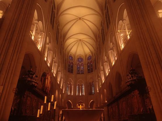 Intérieur du chœur de la cathédrale toute éclairée d'orange