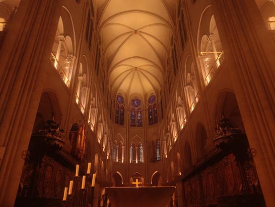 Intérieur du chœur de la cathédrale toute éclairée d'orange