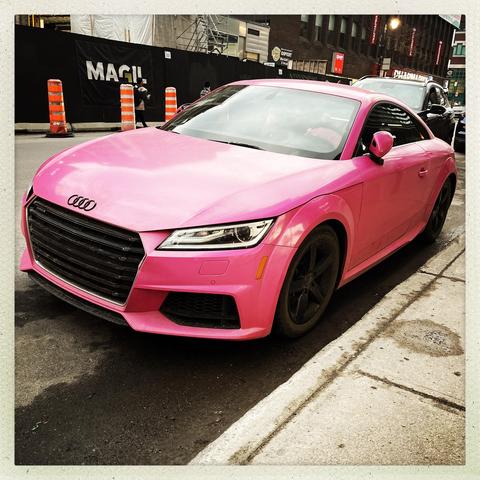 Audi coupé entièrement rose Barbie parquée à Montréal.