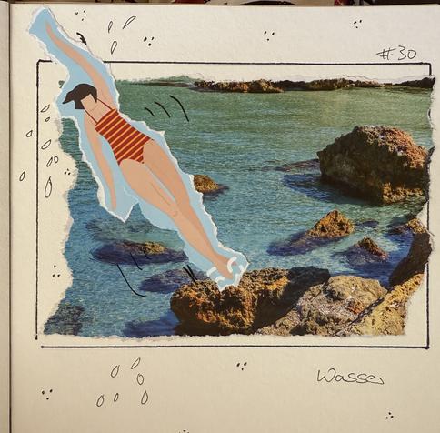 Ein Zeitungsausschnitt mit Wasser/Meer und Felsen, darauf eine Frau im Badeanzug geklebt, die auf dem Rücken schwimmt. Das Bild verziert mit gemalten Wassertropfen.