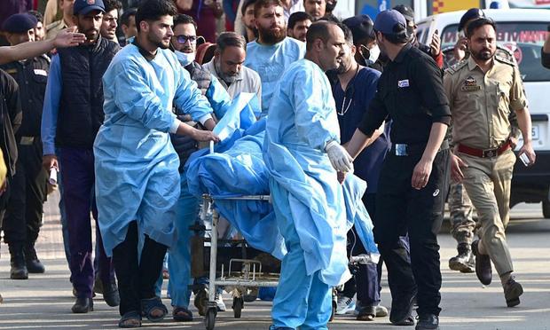 Un grupo de paramédicos traslada a un turista herido a un hospital, el 22 de abril de 2025, en Anantnag, en la Cachemira India. (Waseem Andrabi / Hindustan Times via Getty Images)