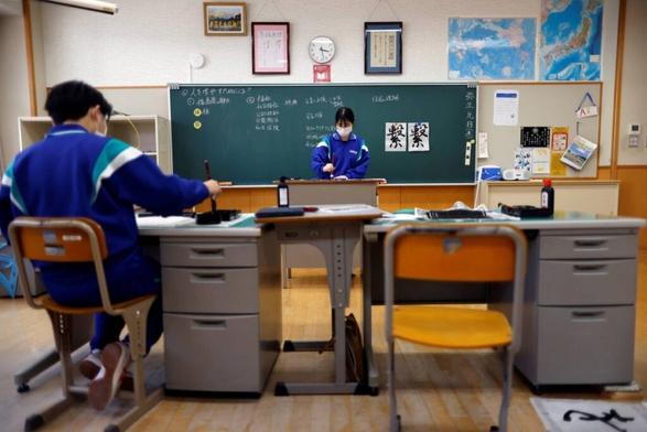 Foreign tourists get taught the Japanese high school experience