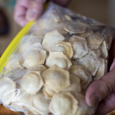Un sac de congelation rempli de ravioli fait maison