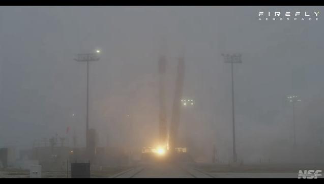 Décollage sous le brouillard de Vandenberg, le lanceur est peu visible (crédit live Firefly)