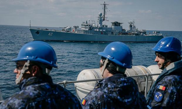 Soldados rumanos practican una aproximación con un buque búlgaro durante el ejercicio multinacional Sea Shield 25, el 8 de abril de 2025 en el Mar Negro, frente a Constanza. (Andrei Pungovschi / Getty)