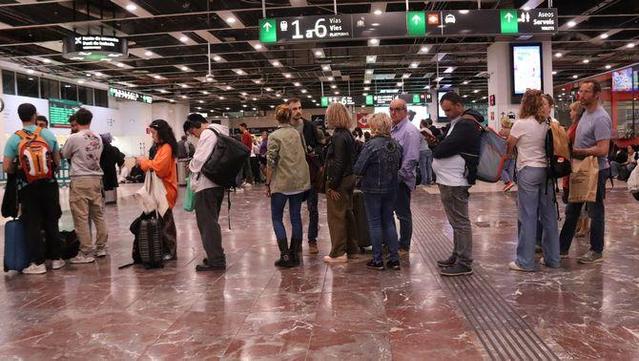 Cua de passatgers a Sant per fer reclamacions (ACN/Blanca Blay)
