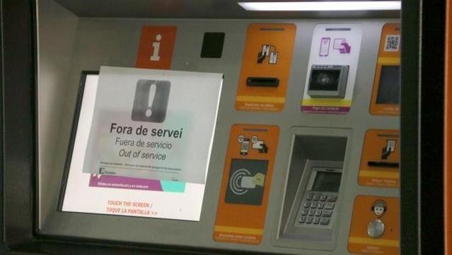 Un cartell en una màquina expenedora de bitllets de Rodalies informa que no hi ha servei (ACN)