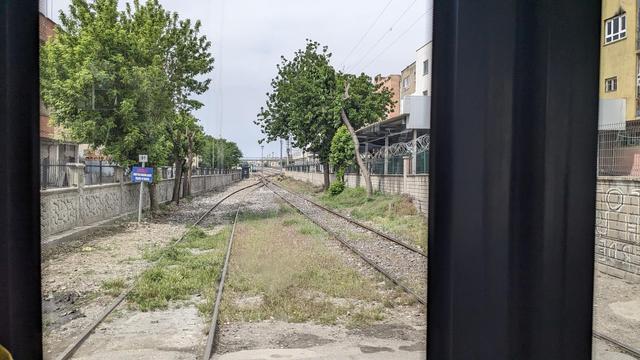 Two unelectrified railway tracks going towards the station of Êlih.
