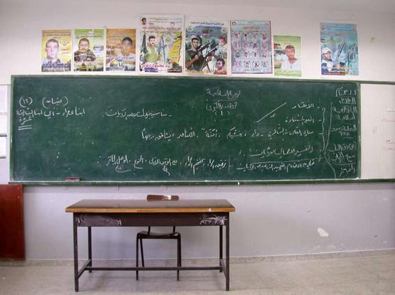 Poster von Selbstmordbombern hängen im Klassenzimmer in Tul Karem