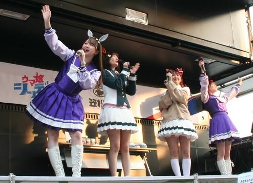 笠松競馬場「ウマ娘」声優トークショー。左から高柳知葉、瀬戸桃子、渋谷彩乃、大空直美。