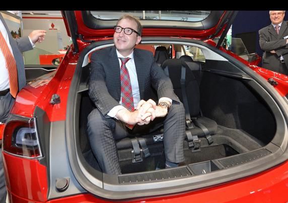 Alexander Dobrindt (* 7. Juni 1970 in Peißenberg) ist ein deutscher Politiker (CSU). Seit September 2017 ist er Vorsitzender der CSU-Landesgruppe im Deutschen Bundestag. Er war vom 17. Dezember 2013 bis zum 24. Oktober 2017 im Kabinett Merkel III Bundesminister für Verkehr und digitale Infrastruktur[1] und vom 9. Februar 2009 bis zum 15. Dezember 2013 CSU-Generalsekretär. Dobrindt ist als Bundesminister des Innern und für Heimat im Kabinett Merz vorgesehen.[2] wiki 🖖