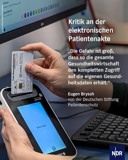 Bild: Eine Hand schiebt eine Gesundheitskarte in ein Lesegerät.

Text: Kritik an der elektronischen Patientenakte

"Die Gefahr ist groß, dass so die gesamte Gesundheitswirtschaft Zugriff auf die eigenen Gesundheitsdaten erhält."

Eugen Brysch 
von der Deutschen Stiftung Patientenschutz