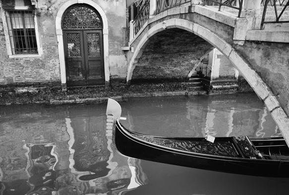 New on the blog:
📷 Mastering Street Photography with Leica
Why I shoot Leica on the streets, how I use it, and why zone focusing still rules.
Real tips, real cities, real gear.
Read it now → https://www.marcosecchi.com/blog/mastering-street-photography-with-leica
#Leica #StreetPhotography #VenicePhotography #Budapest #LeicaM10 #LeicaLife