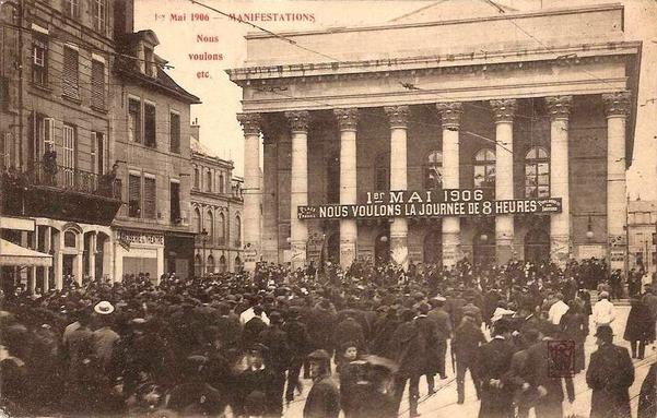 Photo du 1er mai à Dijon, on voit le théâtre et une banderole "1er mai 1906, nous voulons la journée de 8 heures"