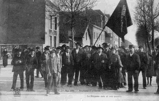 Photos de manifestants avec un drapeau "guerre à la guerre"