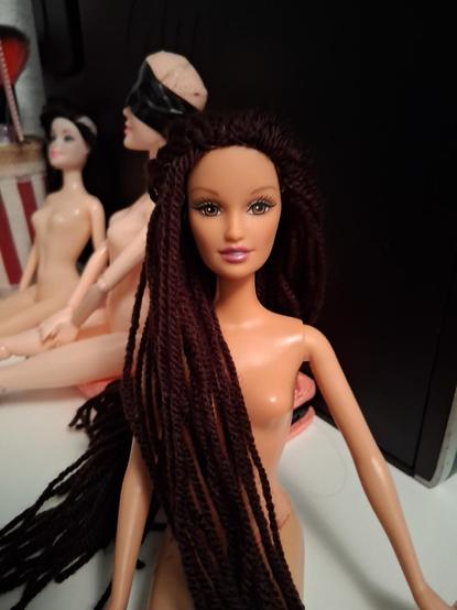 La muñeca por delante